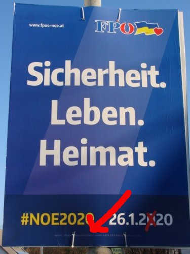 FPÖ-Plakat-Impressum ist blaugrau auf dunkelblauen Hintergrund